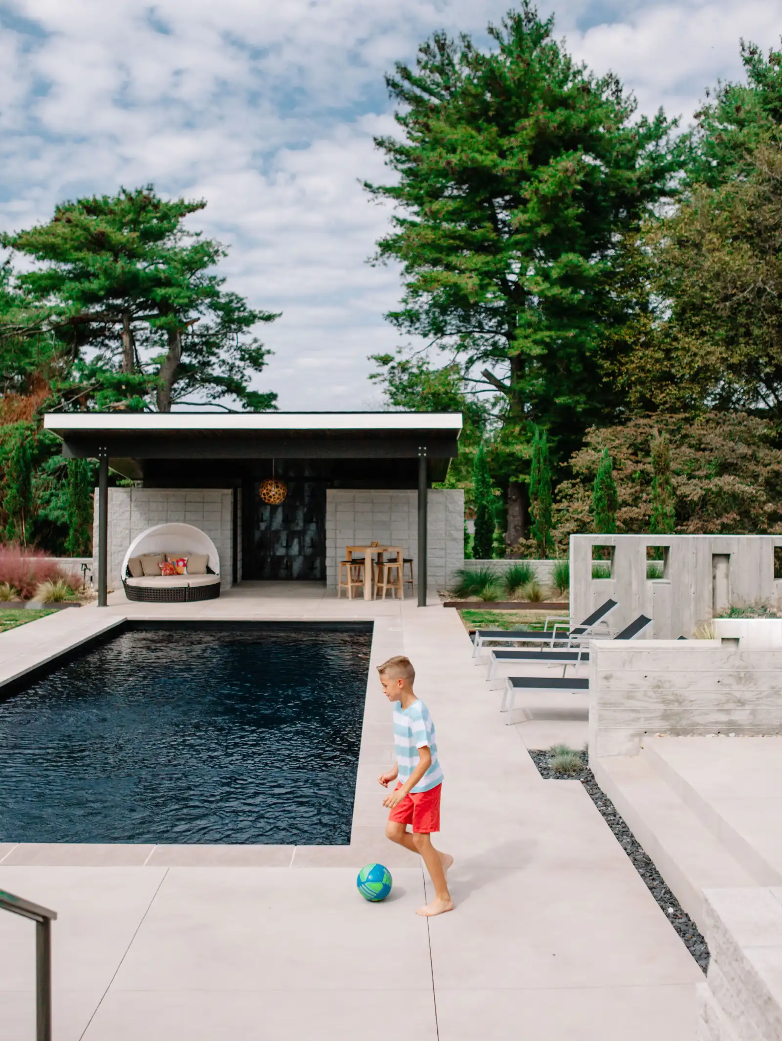 Modern pool design with luxury features Modern pool design with luxury features